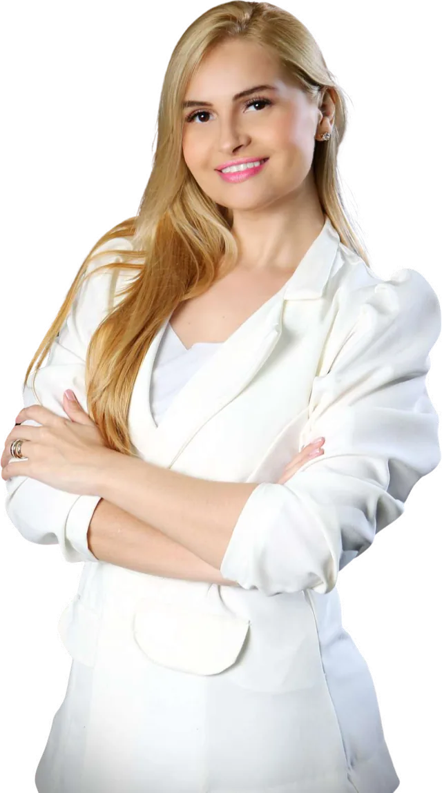 Priscila Rocha de blazer branco, braços cruzados
